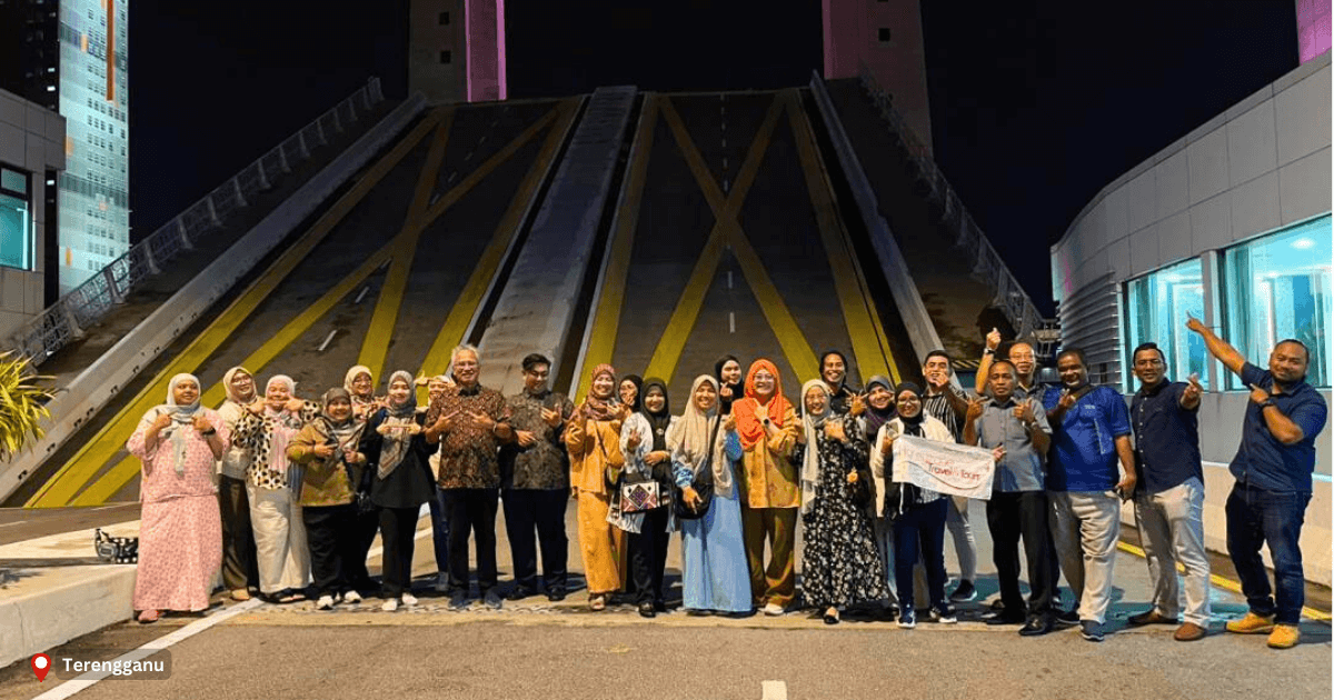 ZFB Travel team with other agencies in Kuala Terengganu Draw Bridge