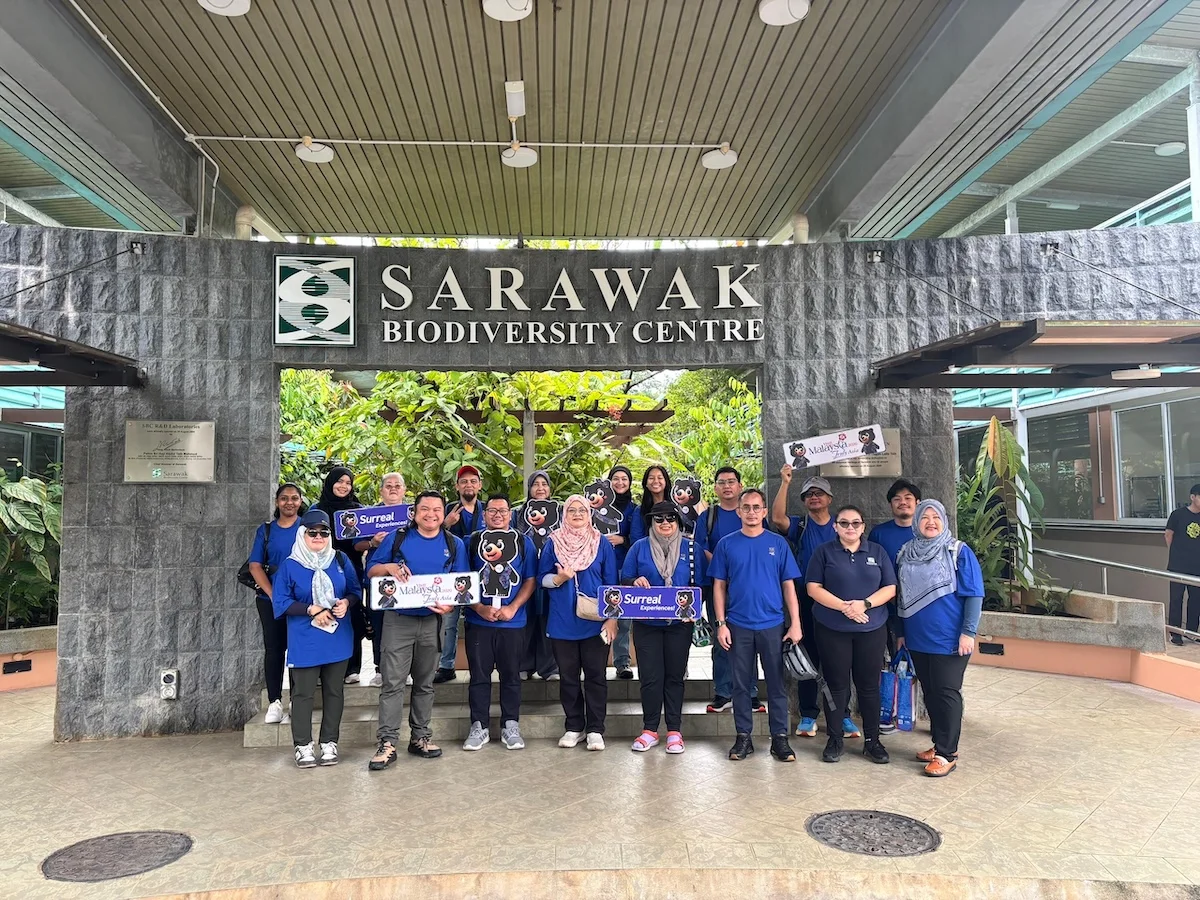 Equipo de ZFB Travel con Tourism Malaysia durante una visita al Sarawak Biodiversity Centre
